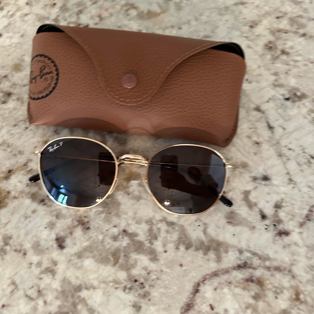 Woman's Ray-Ban sunglasses